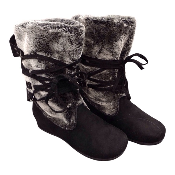 WANTED Fuzzy Snowbird Boots Women’s 7M - Warm Moccasin Style laces Black Gray - Picture 1 of 11